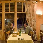 Du Hameau Отель Ла-Фу