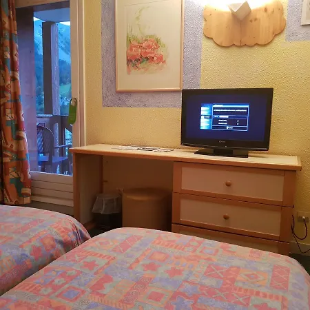 Du Hameau 3*